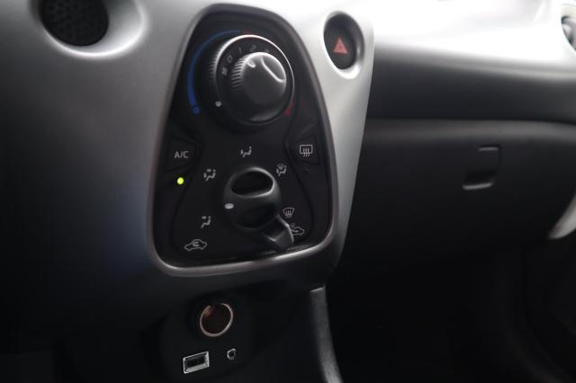 Toyota Aygo 1.0 VVT-i x-play Camera / Airco / DAB / CarPlay 